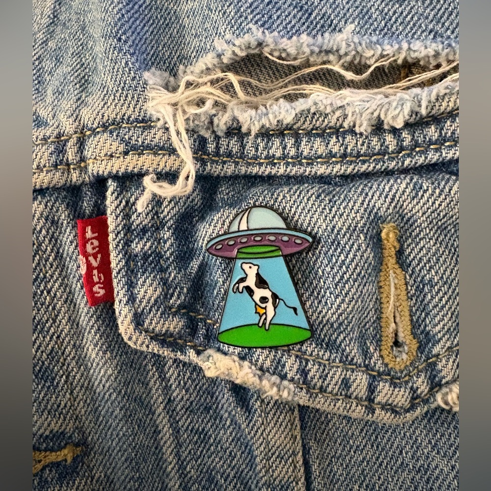 NEW! 3/$15 Cow UFO Enamel Pin - Picture 1 of 3